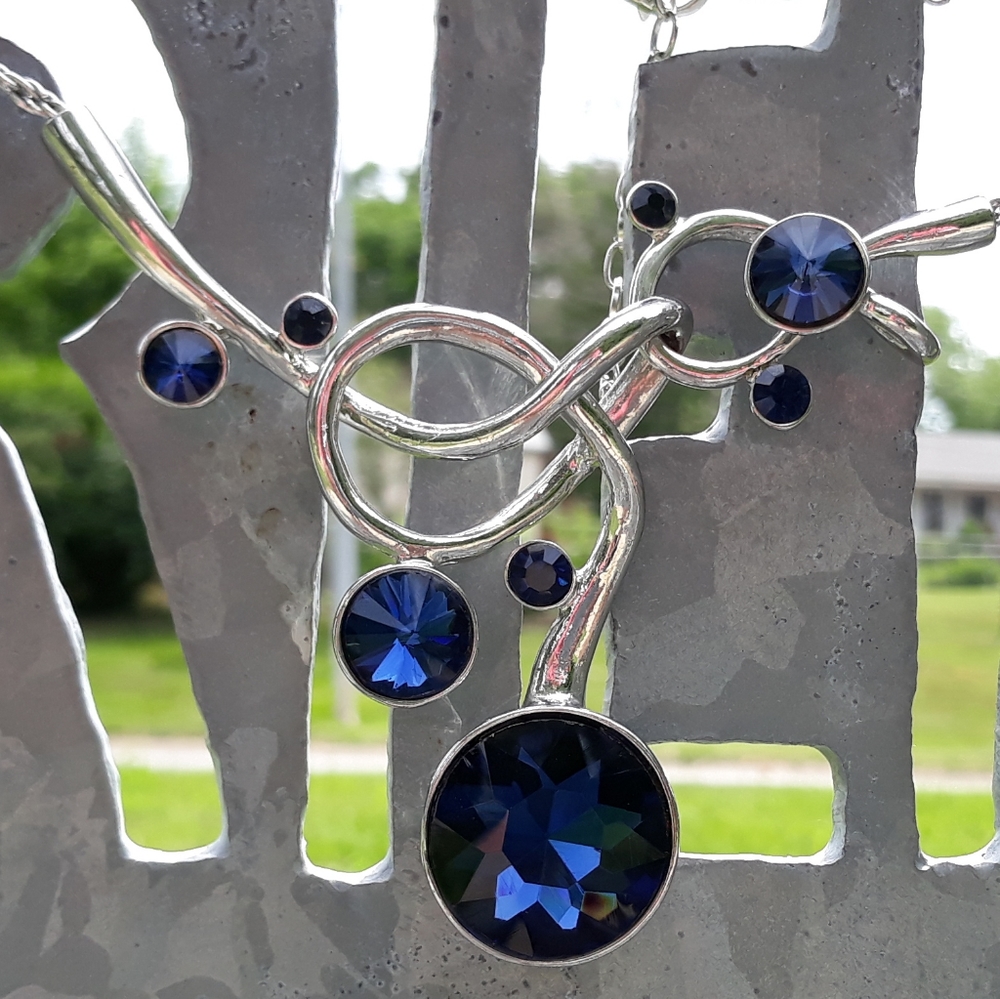 Abstract Metal Necklace - Picture 2 of 7